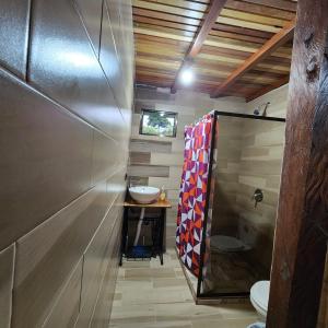 bagno con lavandino e servizi igienici di Cabañas Vista de Oro a Paraíso