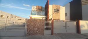 einen weißen Zaun vor einem Gebäude in der Unterkunft BRISTOL HOME VILLA! Residencial Naime 3 in San Pedro de Macorís