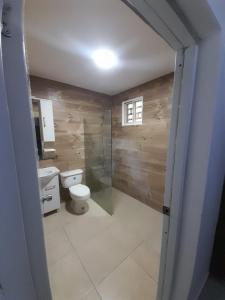 y baño con aseo, lavabo y ducha. en BRISTOL HOME VILLA! Residencial Naime 3 en San Pedro de Macorís