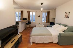 TV a/nebo společenská místnost v ubytování Lafra 4 - Lumineux & Accueillant - Mon Groom