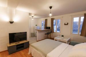 TV a/nebo společenská místnost v ubytování Lafra 4 - Lumineux & Accueillant - Mon Groom