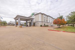 大學城的住宿－Holiday Inn Express & Suites College Station, an IHG Hotel，大楼前的一个空停车位