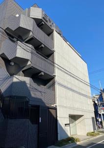 vista esterna di un edificio con facciata in metallo di Sakura Retreat Ryokan- Haneda Gateway-澪 a Tokyo