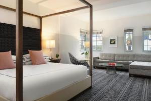 Postel nebo postele na pokoji v ubytování Kimpton Surfcomber Hotel by IHG