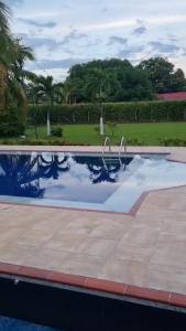 una piscina con reflejo en el agua en Quinta vacacional completa, en Villavicencio