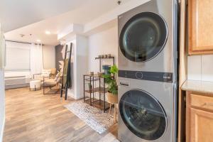 un lave-linge dans une cuisine avec un salon dans l'établissement Stylish-Serene Midtown Getaway: Retreat for Two, à Reno