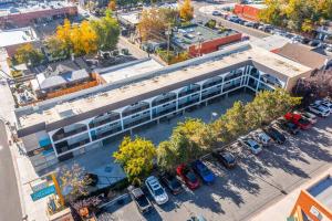 - une vue de tête sur un parking situé à côté d'un bâtiment dans l'établissement Stylish-Serene Midtown Getaway: Retreat for Two, à Reno