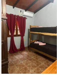 מיטה או מיטות קומותיים בחדר ב-Parana house