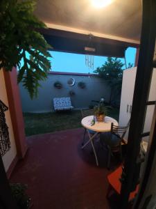a view of a patio with a table and chairs at Departamento interno con dos camas individuales in Córdoba