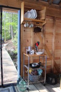 eine Küche in einer Holzhütte mit einem Regal in der Unterkunft Nautilus: Floating Island Waterhouse in Monmouth