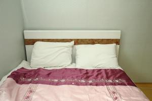 Postel nebo postele na pokoji v ubytování Jun Motel + 1 fotografie