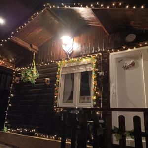una casa con le luci di Natale sulle scale di Cottage in Ciudad Quesada a Ciudad Quesada