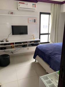 1 dormitorio con 1 cama y TV de pantalla plana en Carnaval na melhor localização, en Salvador