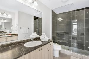y baño con lavabo, aseo y espejo. en Tulip Smartments Brampton-Spacious 4 Bedroom Near Airport, en Brampton