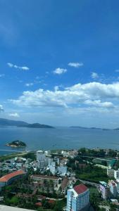 una vista aérea de la ciudad y el océano en An's Oceanus House Nha Trang en Nha Trang