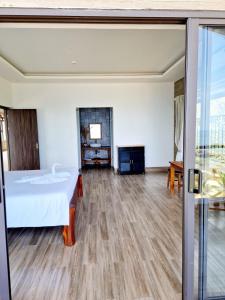 Postel nebo postele na pokoji v ubytování Butterfly Rose Beach Resort Phú Quốc Francophone