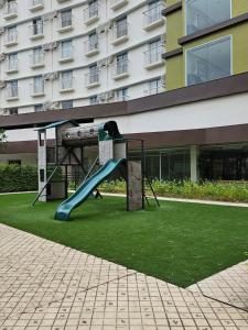 einen Spielplatz vor einem Gebäude mit Rutsche in der Unterkunft Eclectic Haven at Bamboo Bay Cebu in Mandaue City