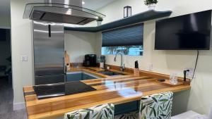 uma cozinha com um balcão de madeira e um lavatório em Key Lime Tiny Home New&Cozy em Sarasota