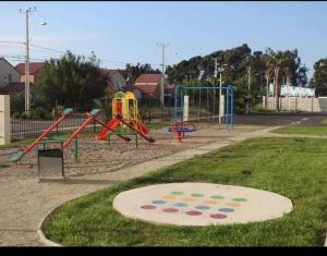 un parque con parque infantil con tobogán en Departamento verano la serena en La Serena