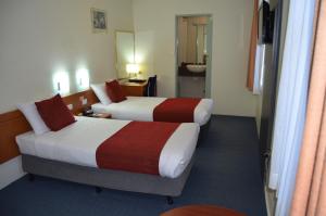 Postel nebo postele na pokoji v ubytování Devere Hotel