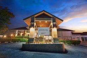 un edificio con un cartello di fronte di SGI Vacation Club Villa @ Damai Laut Holiday Resort a Lumut