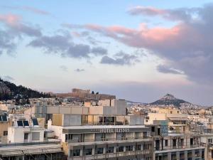 uma vista para uma cidade com edifícios em WSD Baia Acropolis Hotel Apartment em Atenas