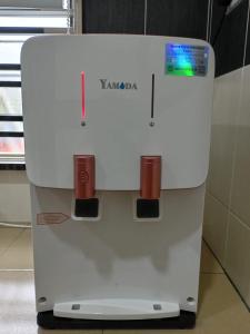 einen weißen Kühlschrank mit zwei Tassen drauf in der Unterkunft WL Homestay in Sitiawan