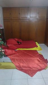 リオデジャネイロにあるOlympio Houseのベッド2台(床に赤と黄色のシーツ付)