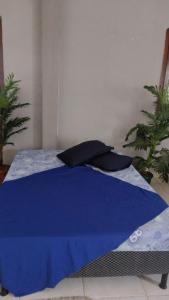 リオデジャネイロにあるOlympio Houseの青いベッド(黒い枕2つ付)