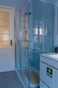 uma casa de banho com um chuveiro e uma porta de vidro em North Star Flats @ Dom Luís I Bridge em Vila Nova de Gaia