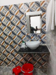 Pran Prasadam في Ayodhya: حمام مع حوض ومرآة