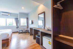 Снимка в галерията на PhetPhangan Hotel в Ban Tha Kup