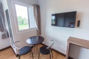 Снимка в галерията на PhetPhangan Hotel в Ban Tha Kup