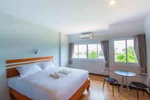 Снимка в галерията на PhetPhangan Hotel в Ban Tha Kup + 3 снимки