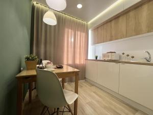uma cozinha com uma mesa de madeira e uma sala de jantar em Апартаменты с видом на город em Pavlodar