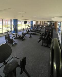un gimnasio con un montón de cintas de correr y máquinas en Blue beach residence, en Cabedelo