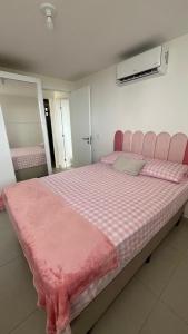 1 dormitorio con cama rosa y manta rosa en Blue beach residence, en Cabedelo