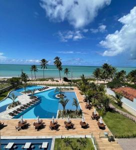 una vista aérea de un complejo con piscina y océano en Blue beach residence, en Cabedelo