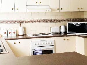 Kuchnia lub aneks kuchenny w obiekcie Suburban Bliss - Elegant Villa 2