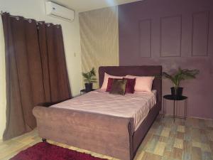 een slaapkamer met een bed met twee planten erop bij House of Zen in Santa Cruz