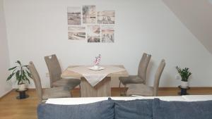 - une salle à manger avec une table et des chaises dans l'établissement LINDA apartment, à Trenčín