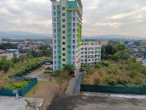 マニラにあるToledo Jungle, Tropicana Garden City, Sumulong Highway, Marikina City, 1800の市の隣の丘の上の高い建物