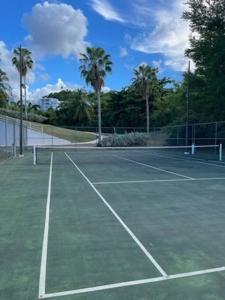 Tennis at/o squash facilities sa Ocean view condo o sa malapit