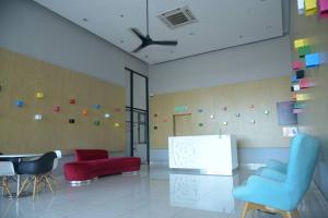 vestíbulo con sillas y pantalla en una habitación en KB2712 - Cyberjaya-Netflix-Wifi- Parking-Pool, 1011, en Cyberjaya
