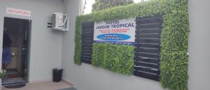 uma parede verde com uma placa em frente a um edifício em Boa vista, Hotel Jardim Tropical em Boa Vista