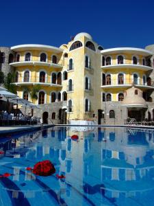 a large building with a swimming pool in front of it at Mansion Tepotzotlan in Tepotzotlán