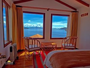 sypialnia z łóżkiem i widokiem na ocean w obiekcie Utasawa w mieście Comunidad Yumani