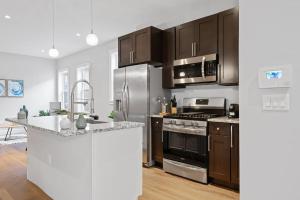 uma cozinha com electrodomésticos de aço inoxidável e um balcão em Lofts at Walnut: 1BR Fast Wi-Fi em Harrisburg