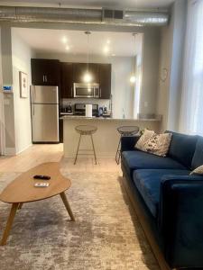 Area soggiorno di Urban Retreat: 2BR in DWTN HBG