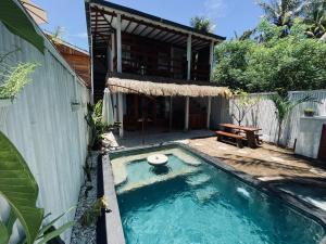 a small swimming pool in front of a house at Rascal House Gili Trawangan in Gili Trawangan